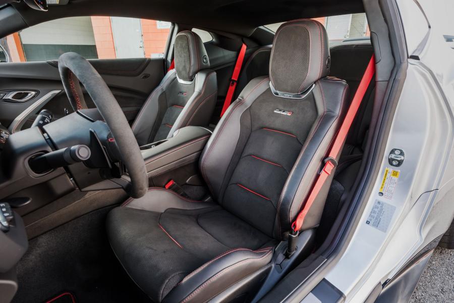 Интерьер Chevrolet Camaro ZL1 2016 года  (фото 5 из 38)